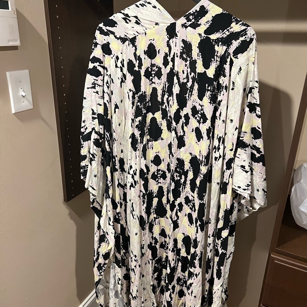 Women’s LIRA Pool/Beach Robe/ Cover Up - Picture 2 of 5
